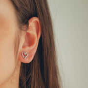 BRINCO DE PRATA CORAÇÃO TORCIDO DETALHADO EM ZIRCONIAS HUMANIZADA