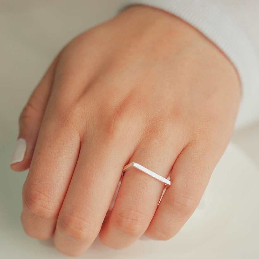 ANEL FRETE LISA RETANGULAR EM PRATA HUMANIZADA