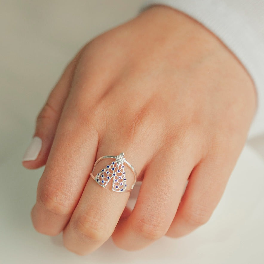 ANEL NOSSA SENHORA CRAVEJADO COM ZIRCÔNIAS AZUIS EM PRATA HUMANIZADA