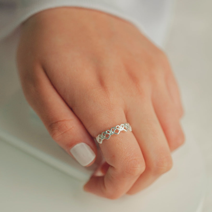 ANEL CORAÇÕES VAZADOS EM PRATA HUMANIZADA