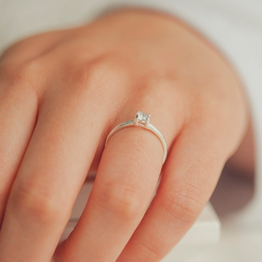 ANEL SOLITÁRIO CRISTAL PRINCESA EM PRATA HUMANIZADA