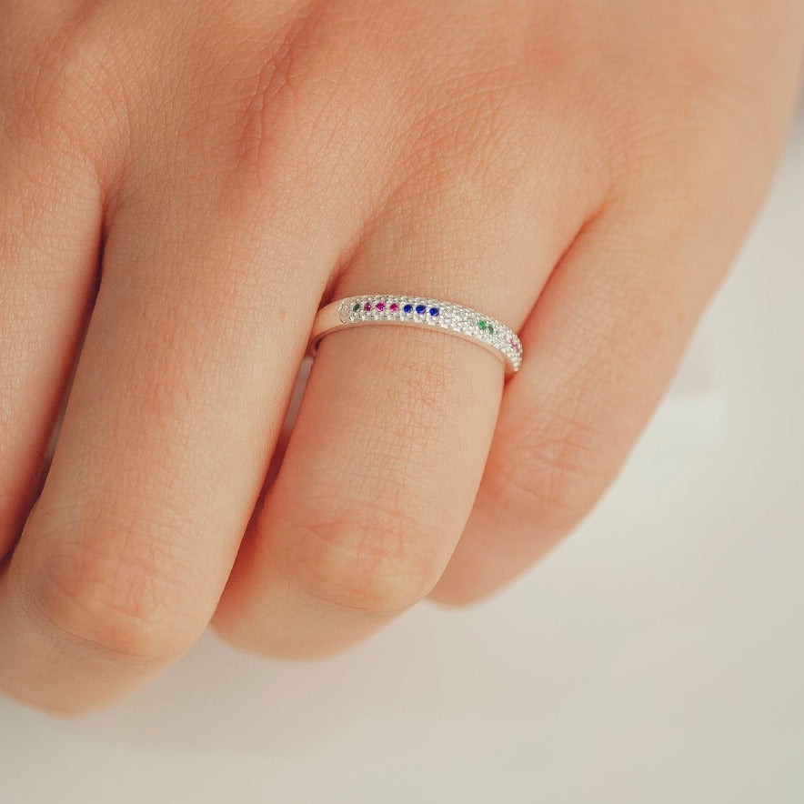 ANEL MEIA ALIANÇA CRAVEJADO COM ZIRCÔNIAS  COLORIDAS EM PRATA HUMANIZADA