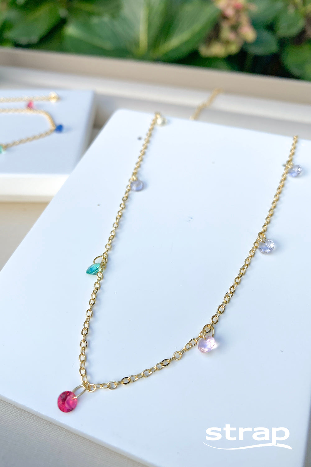 COLAR CHOKER COM PEDRAS COLORIDAS FOLHEADO A OURO 18K