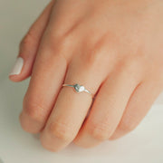 ANEL FINO CORAÇÃO LISO EM PRATA HUMANIZADA