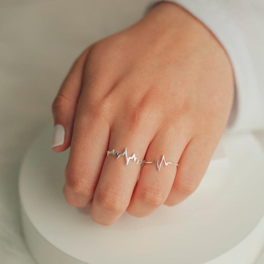 ANEL FORMATO RAIO LISO EM PRATA HUMANIZADA