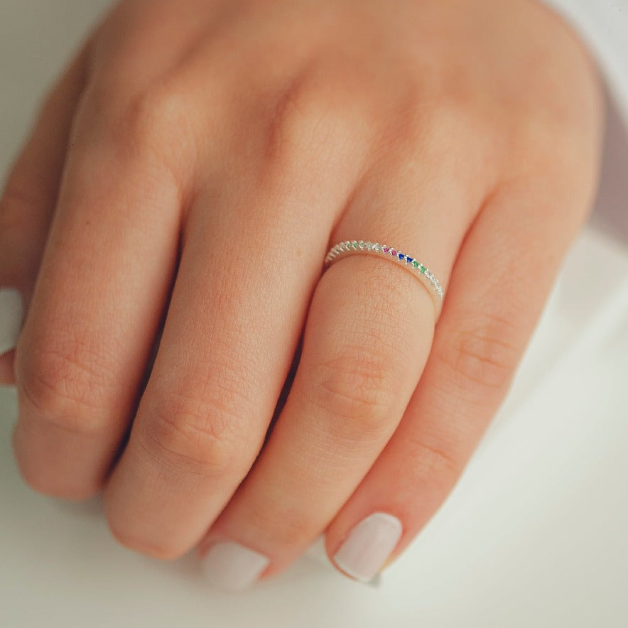 ANEL MEIA ALIANÇA CRAVEJADO COM ZIRCÔNIAS COLORIDAS EM PRATA HUMANIZADA