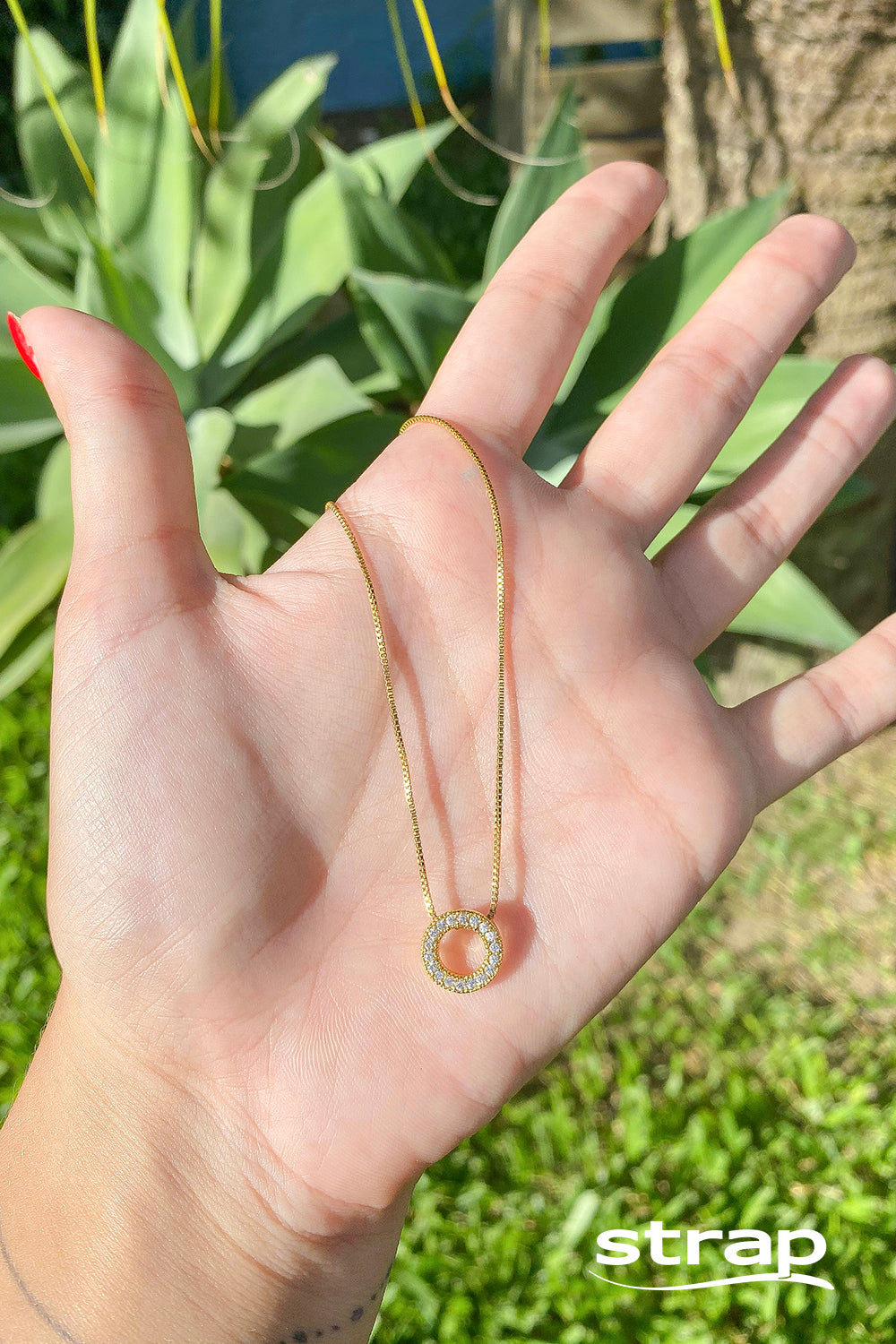COLAR COM PINGENTE CÍRCULO PEQUENO CRAVEJADO DE ZIRCÔNIAS FOLHEADO A OURO 18K