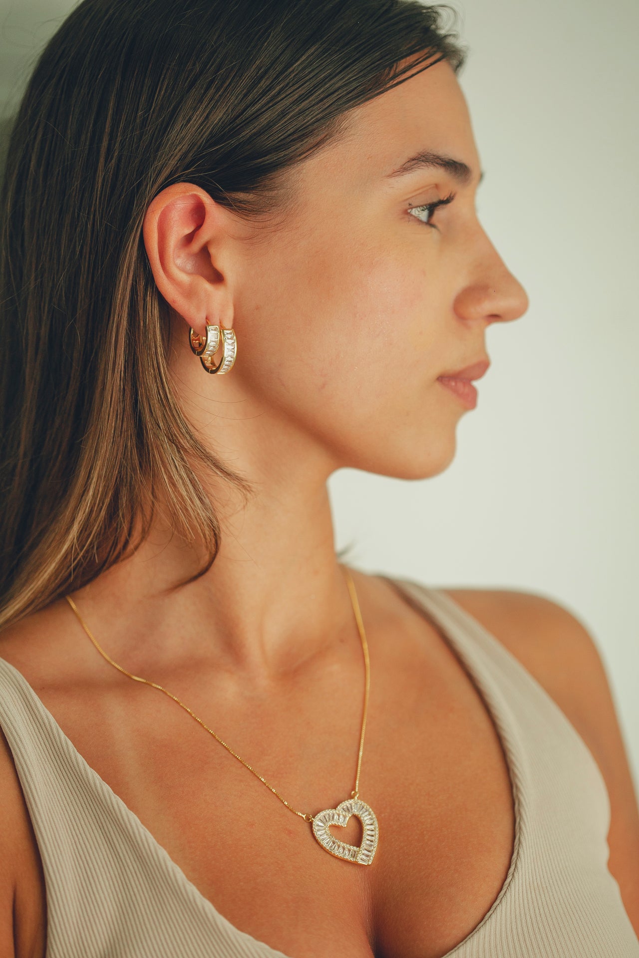 BRINCO DE ARGOLA COM ZIRCONIA CRISTAL TAMANHO M FOLHEADO A OURO 18K