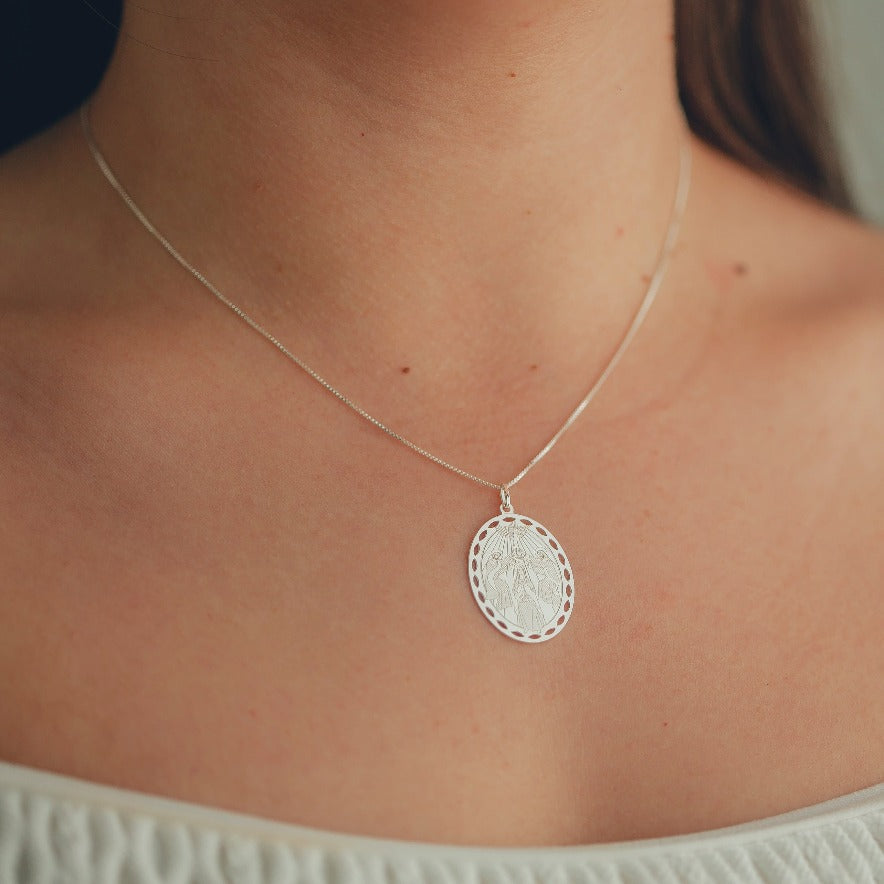 PINGENTE DE PRATA MARIA E ESPÍRITO SANTO NAS SAGRADAS ESCRITURAS HUMANIZADA