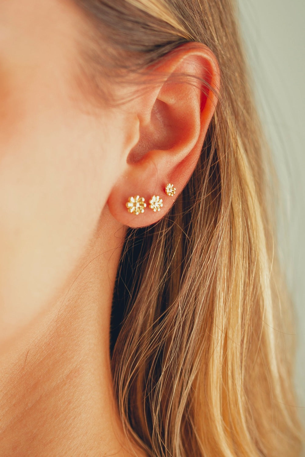 TRIO DE BRINCO MINI MARGARIDAS FOLHEADO A OURO 18K