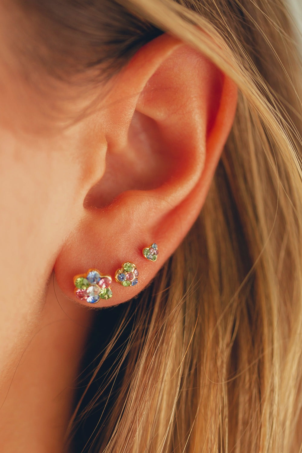 BRINCO MINI FLOR COM STRASS COLORIDAS FOLHEADO A OURO 18K GRANDE
