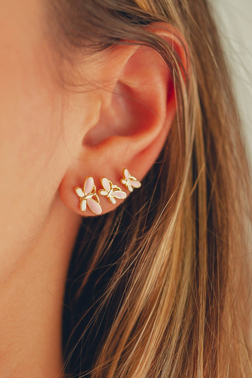 BRINCO TRIO DE BORBOLETAS RESINADAS COR DE ROSA FOLHEADO A OURO 18K