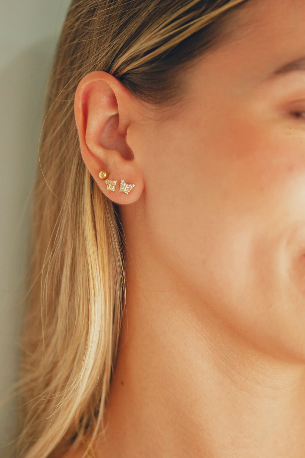 DUPLA BRINCO MINI BORBOLETAS COM STRASS COLORIDAS FOLHEADO A OURO 18K