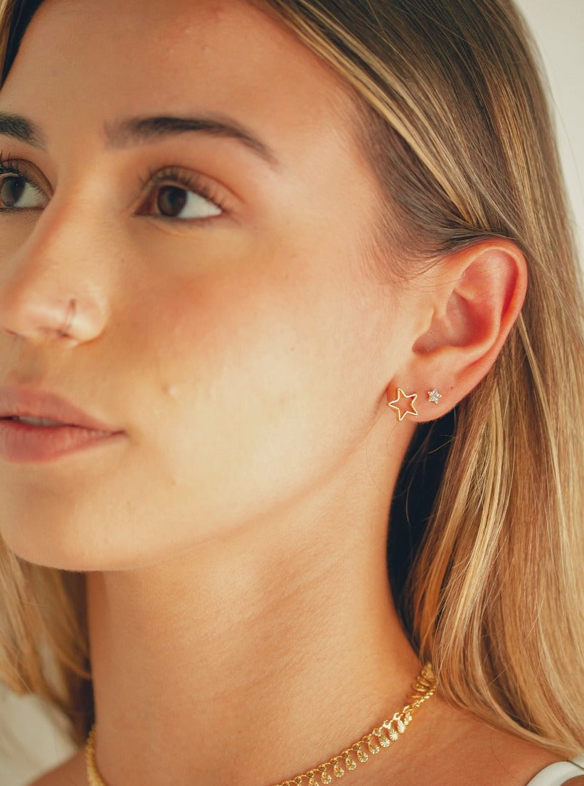 BRINCO MINI ESTRELA COM STRASS COLORIDAS FOLHEADO A OURO 18K