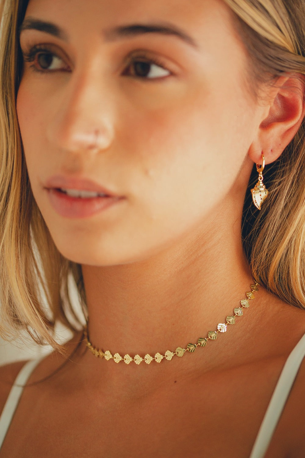 COLAR CHOKER DE CONCHAS FOLHEADO A OURO 18K
