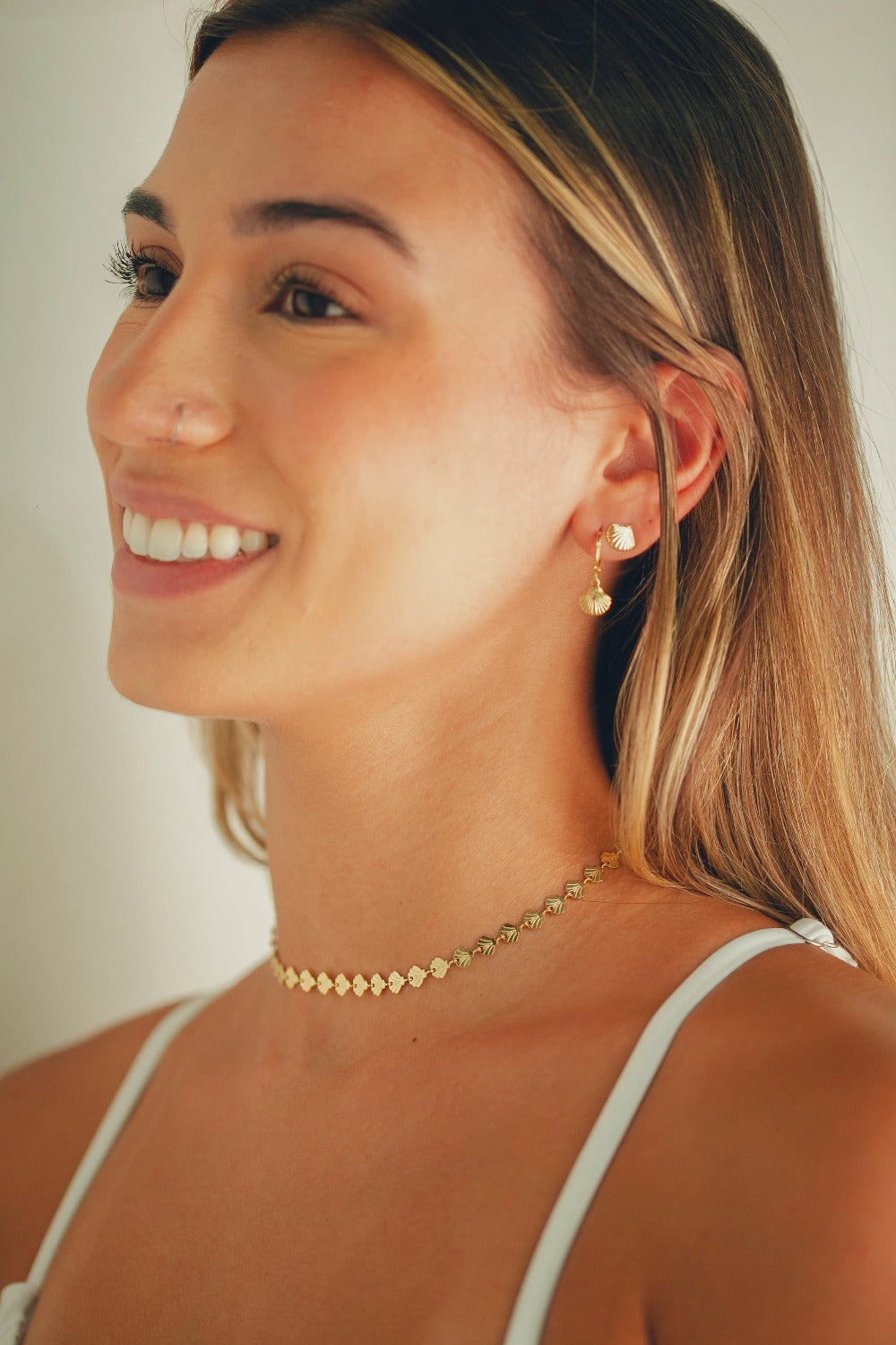 BRINCO DE ARGOLA FECHADA COM CONCHA FOLHEADO A OURO 18K