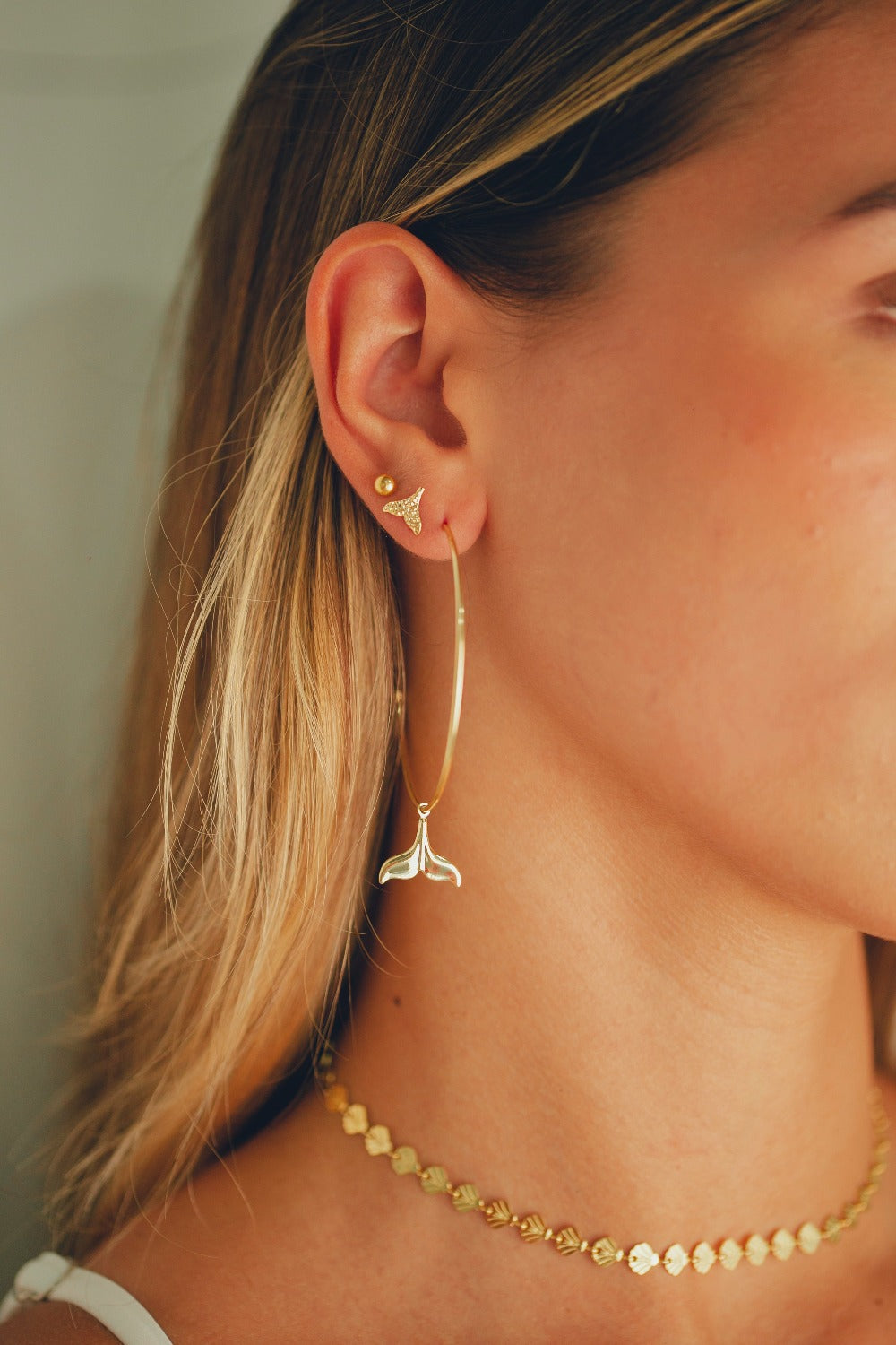 BRINCO DE ARGOLA GRANDE COM PINGENTE DE RABO DA SEREIA FOLHEADO A OURO 18K