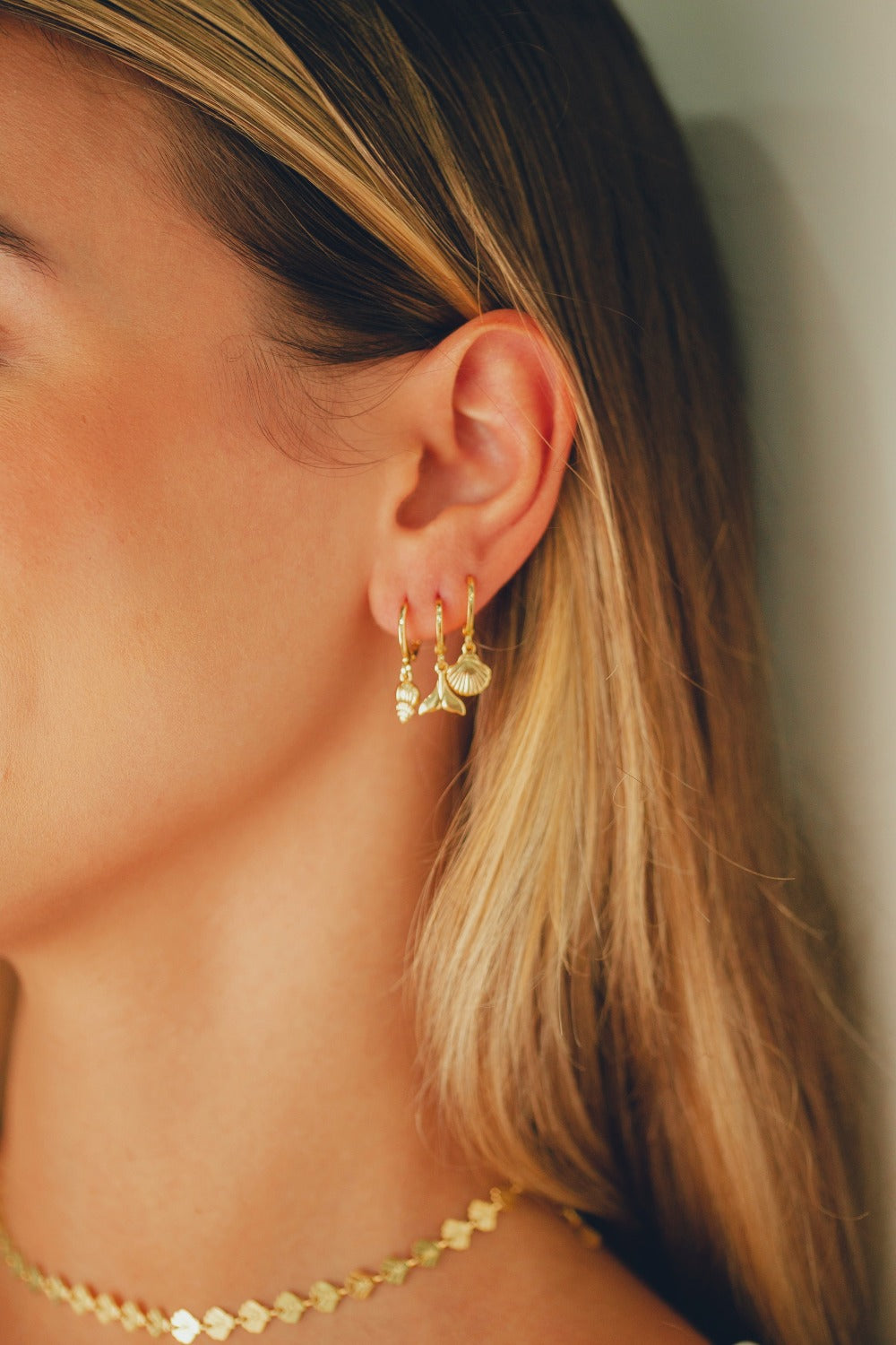 BRINCO DE ARGOLA FECHADA COM RABO DE SEREIA FOLHEADO A OURO 18K