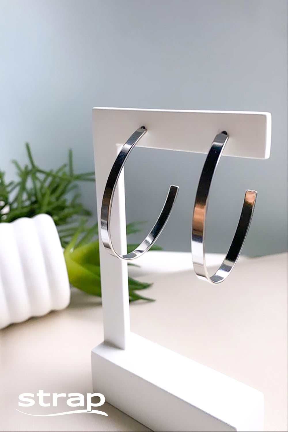 BRINCO ARGOLA OVAL EM AÇO INOX