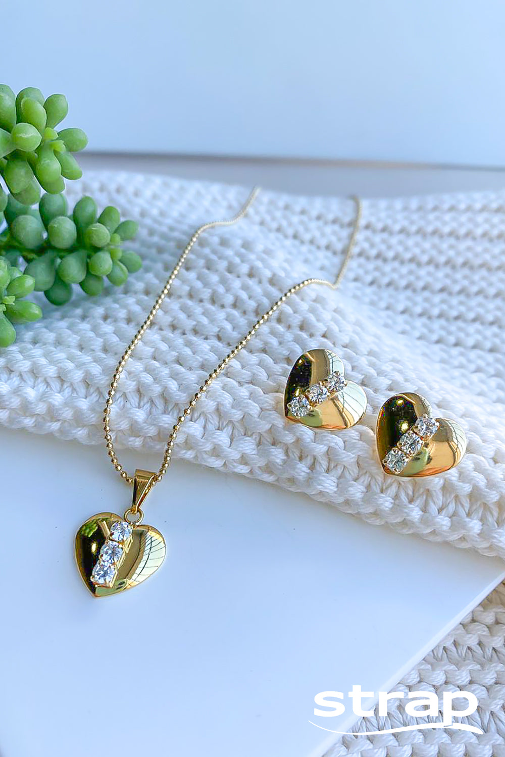 COLAR COM PINGENTE DE CORAÇÃO COM ZIRCÔNIAS FOLHEADO A OURO 18K