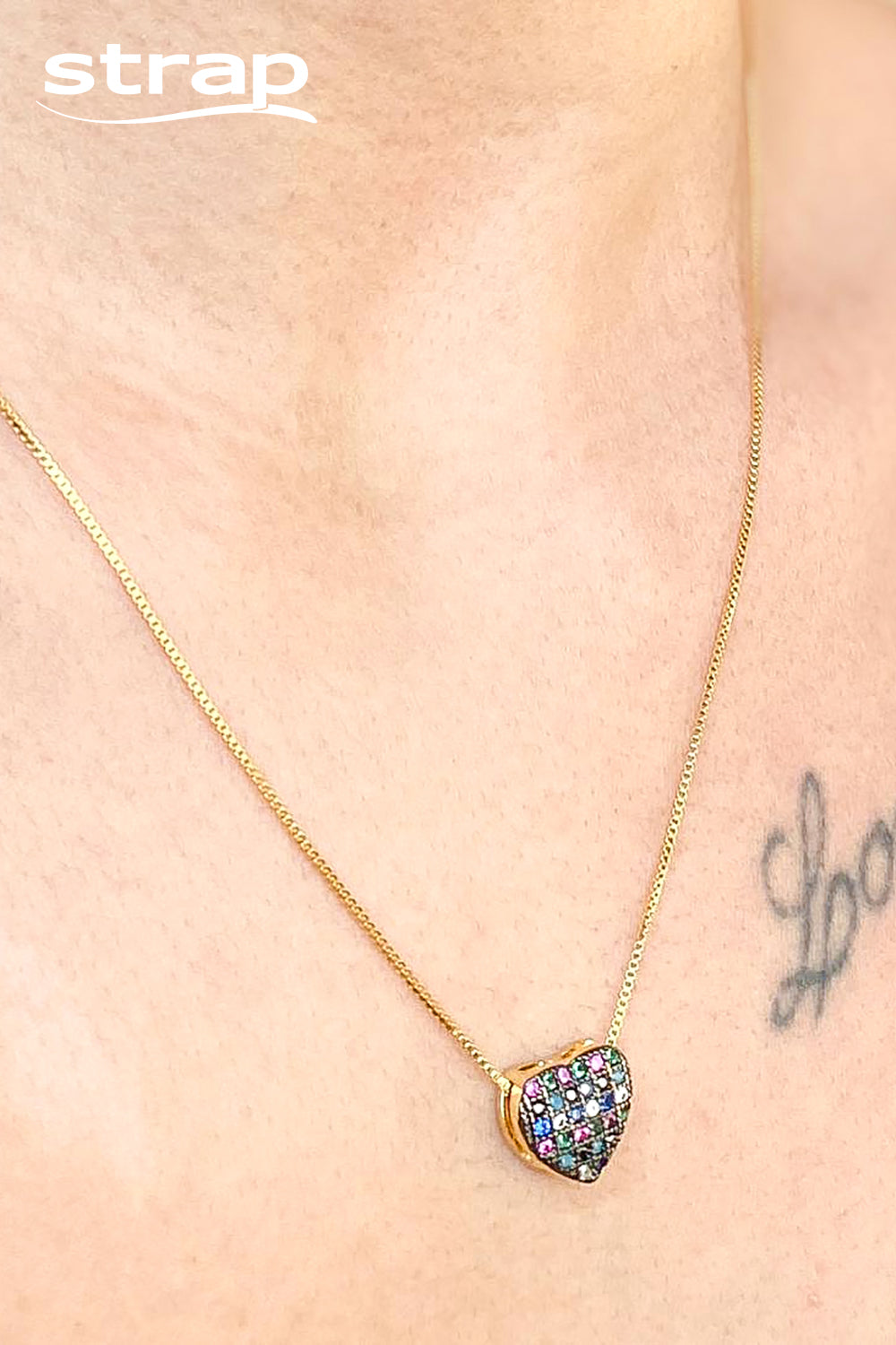 COLAR COM CORAÇÃO CRAVEJADO DE ZIRCÔNIAS COLORIDAS FOLHEADO A OURO 18K