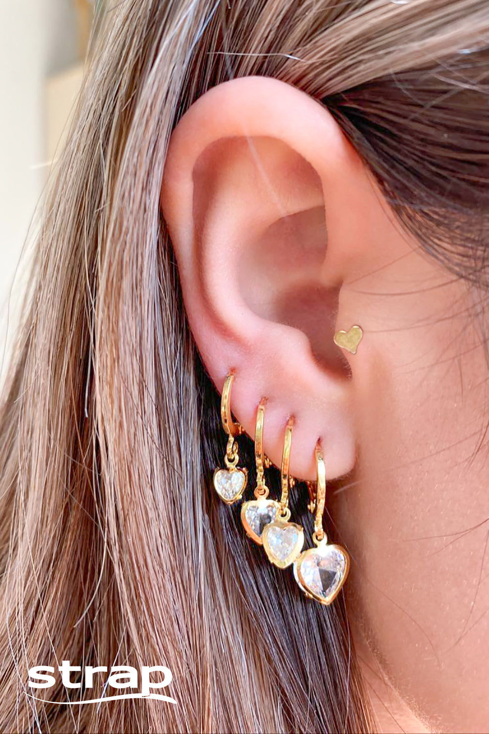BRINCO DE ARGOLA COM ZIRCONIA DE CORAÇÃO MEDIO FOLHEADO A OURO 18K