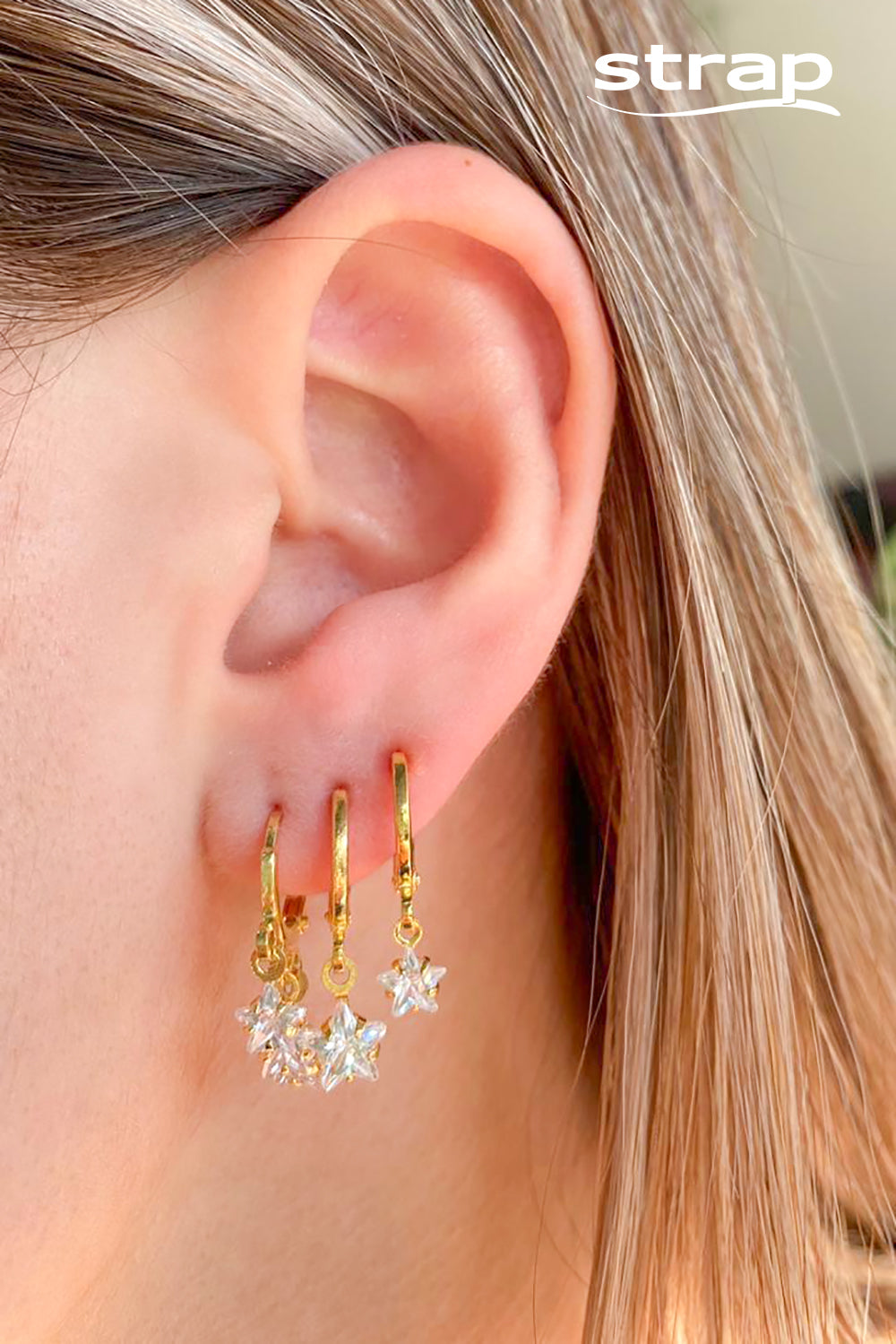BRINCO DE ARGOLA FECHADA COM TRÊS PINGENTES DE ESTRELA DE ZIRCONIA FOLHEADA A OURO 18K
