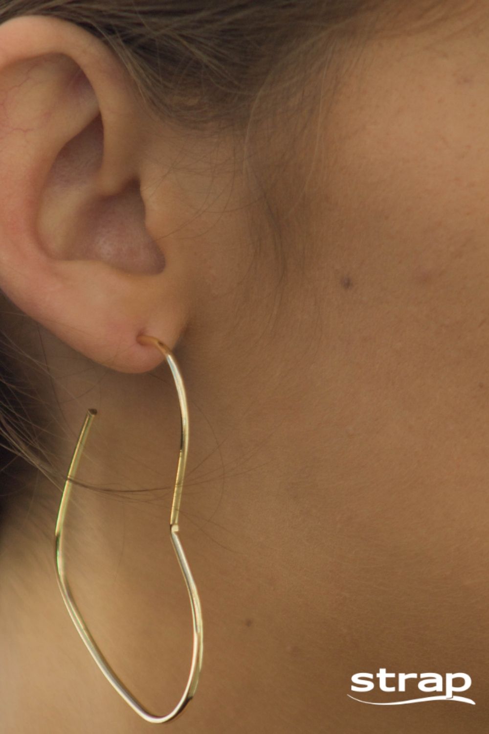 BRINCO ARGOLA CORAÇÃO GRANDE FOLHEADO A OURO 18K