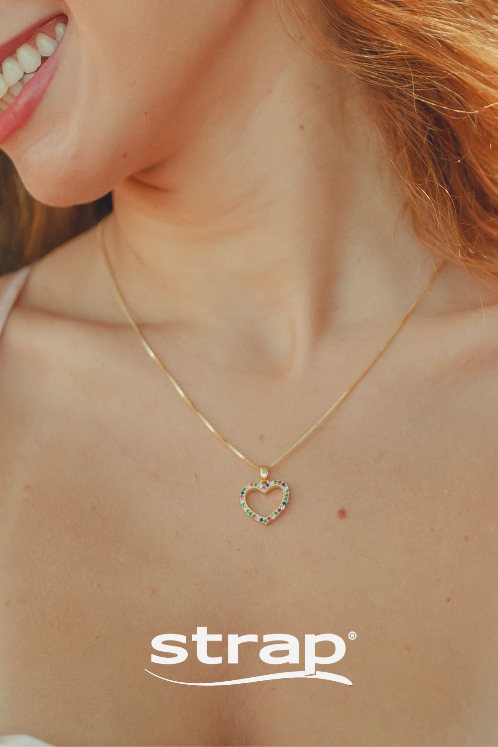 COLAR COM PINGENTE DE CORAÇÃO PEQUENO VAZADO CRAVEJADO DE ZIRCONIAS COLORIDAS FOLHEADO A OURO 18K