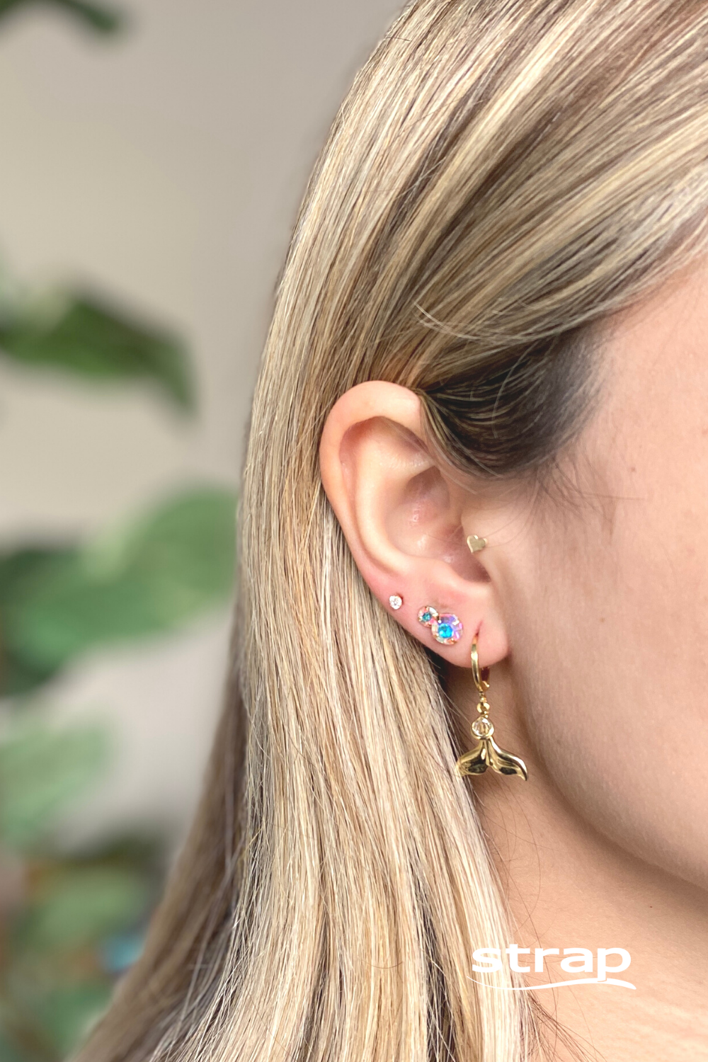 BRINCO DE ARGOLA FECHADA COM RABO DA SEREIA FOLHEADO A OURO 18K