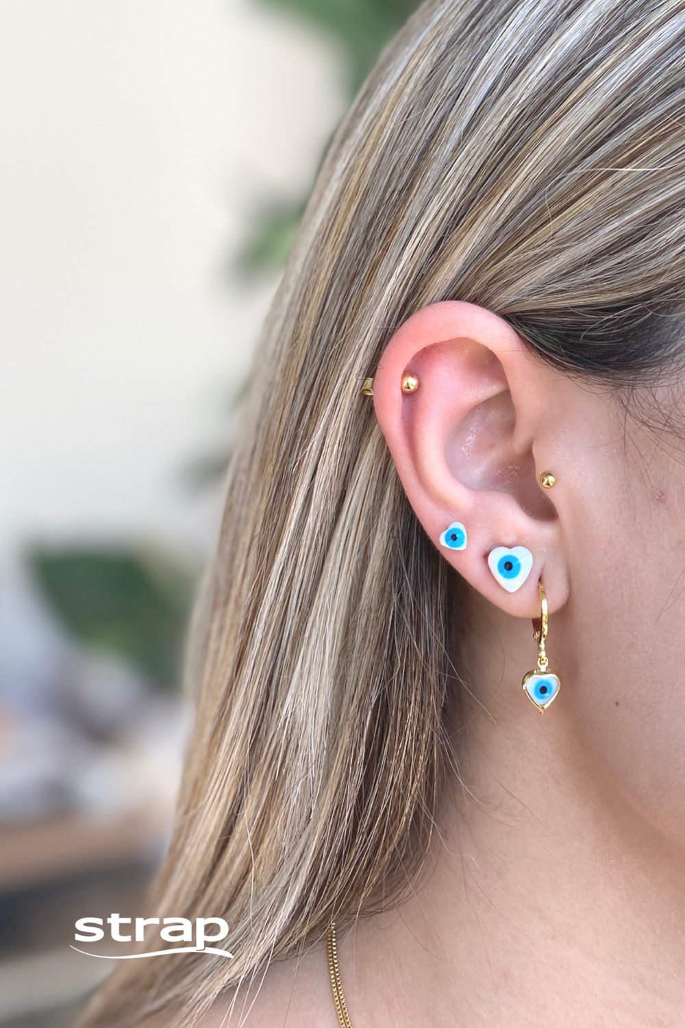 BRINCO DUPLA DE ARGOLA E SEGUNDO FURO DE OLHO BRANCO CORAÇÃO  FOLHEADO A OURO 18K