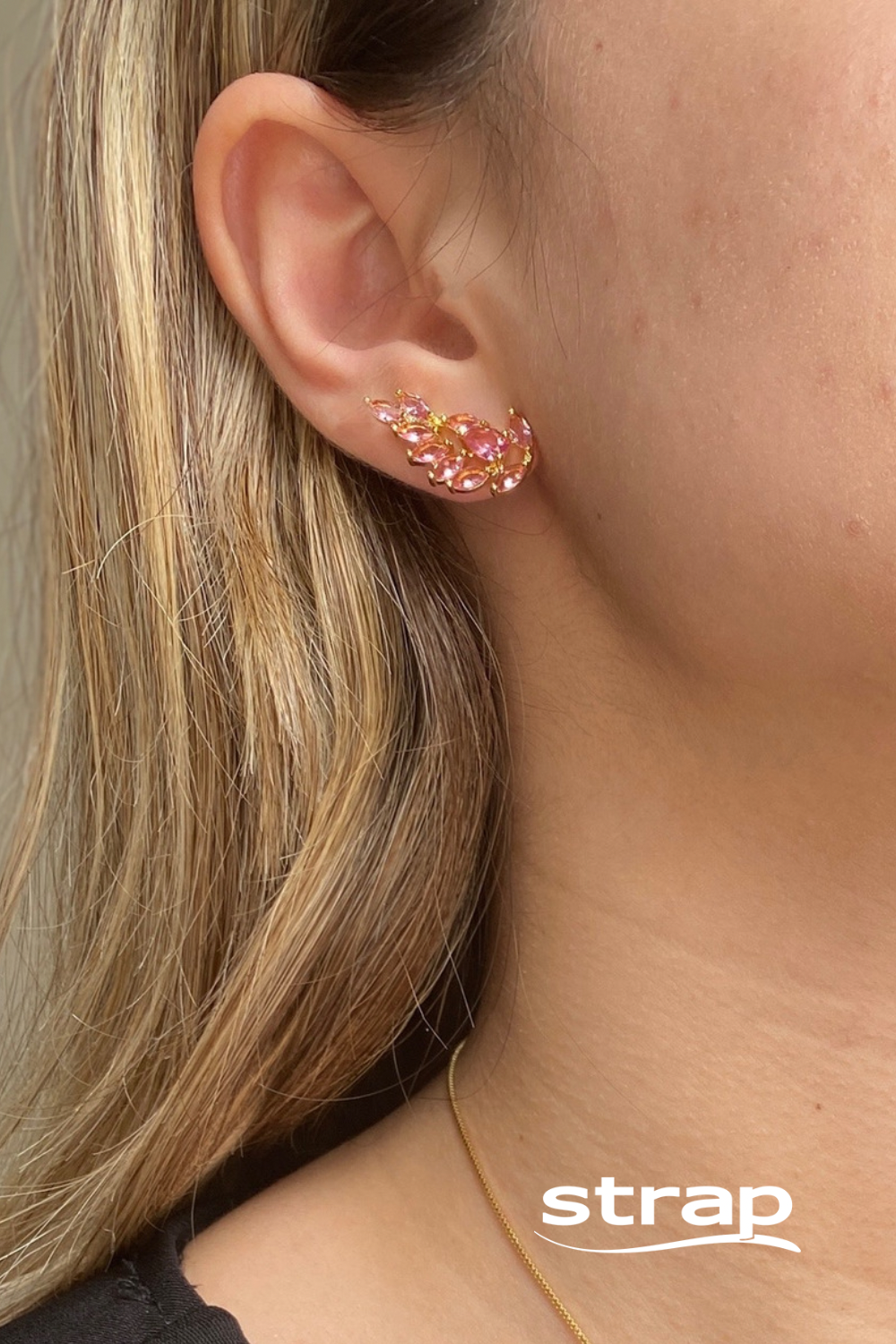 BRINCO ASAS DE ZIRCONIAS CEREJAS FOLHEADO A OURO 18K