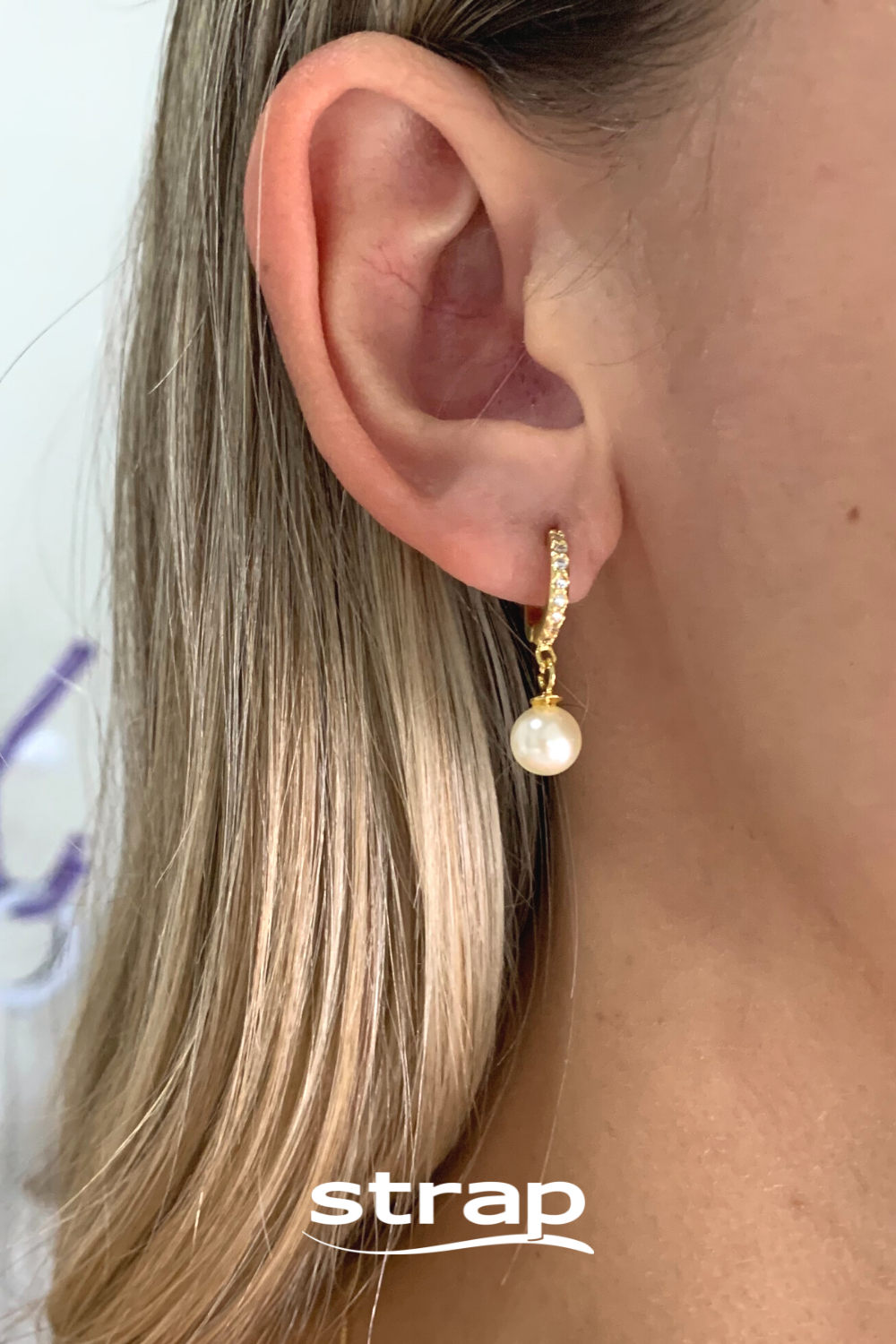 BRINCO ARGOLA CRAVEJADA DE ZIRCONIA E PEROLA FOLHEADO A OURO 18K