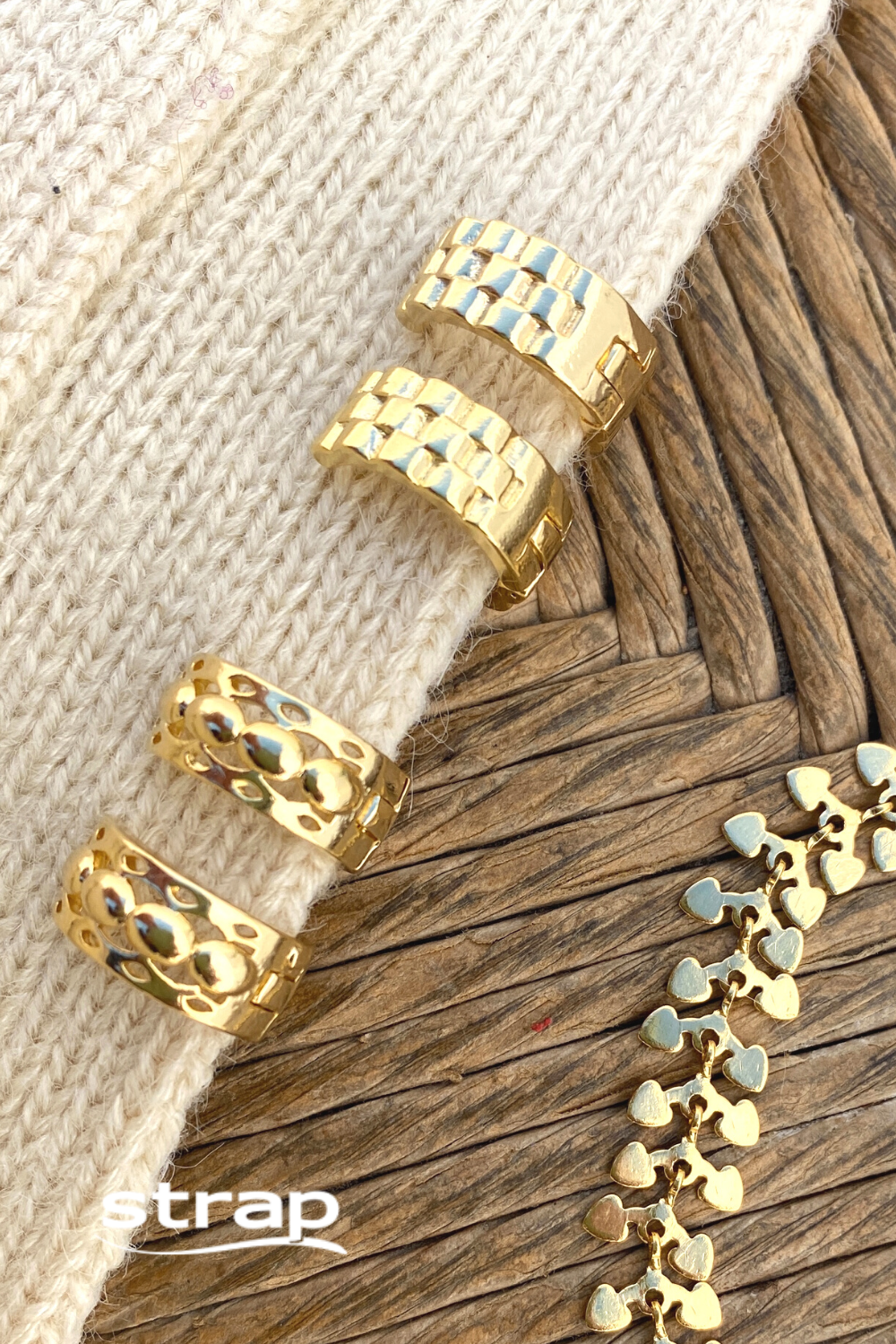 BRINCO DE ARGOLA EM CLICK TRABALHADA FOLHEADO A OURO 18K