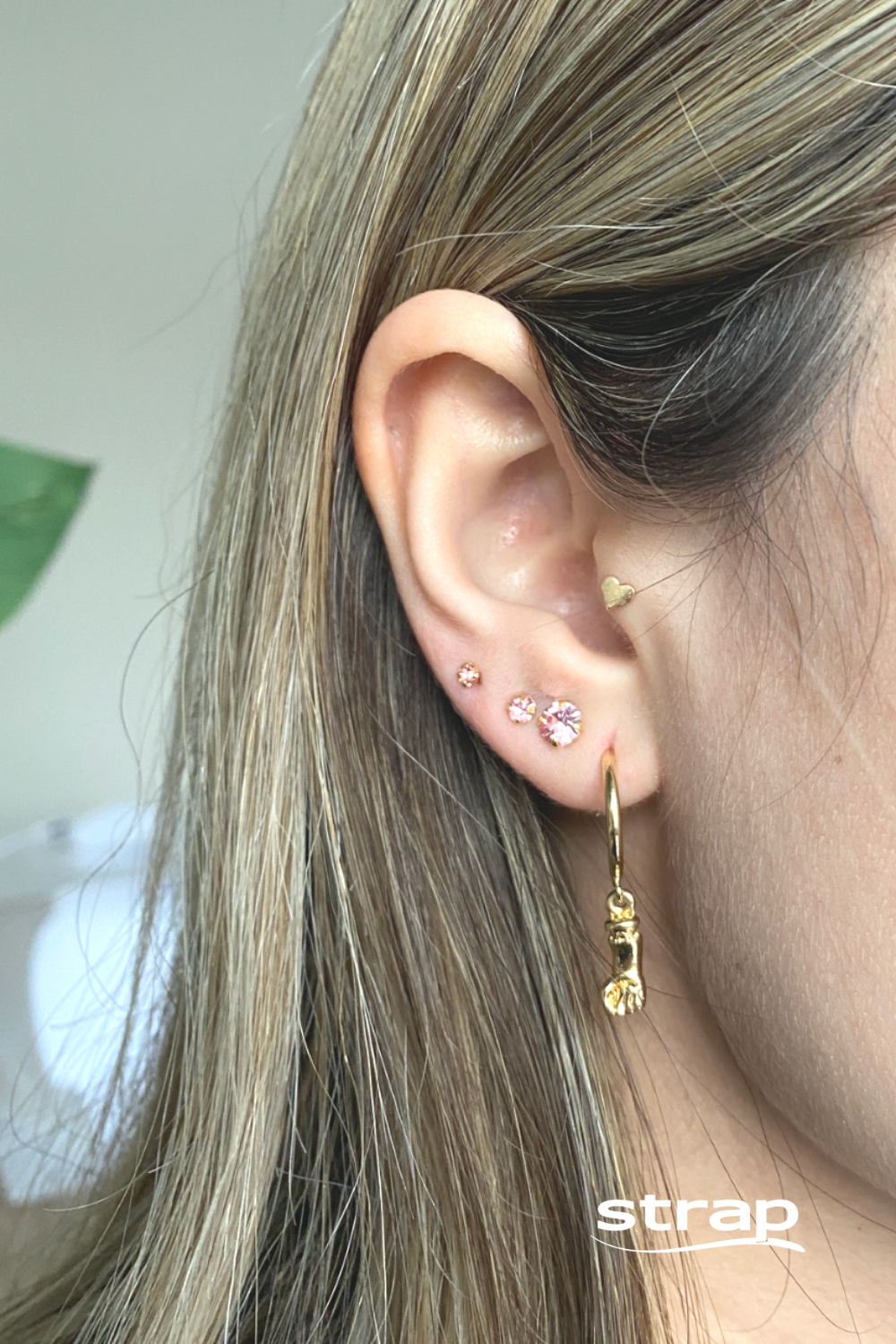 BRINCO DE ARGOLA COM FIGA CRAVEJADA DE ZIRCÔNIA