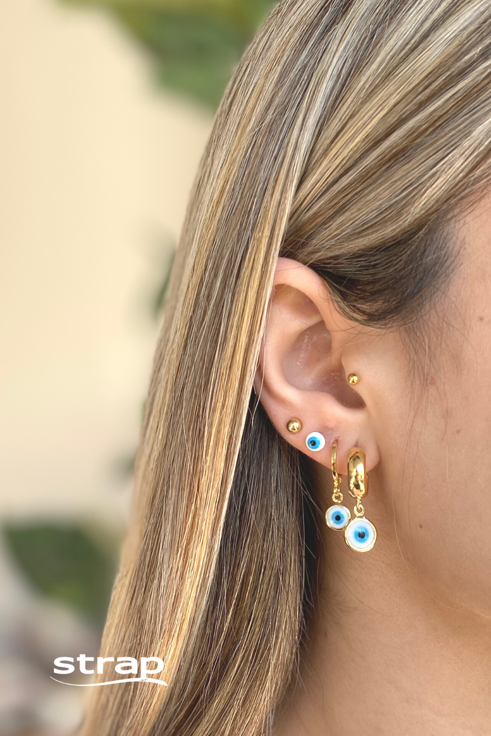 BRINCO DUPLA DE ARGOLA E SEGUNDO FURO DE OLHO BRANCO REDONDO FOLHEADO A OURO 18K