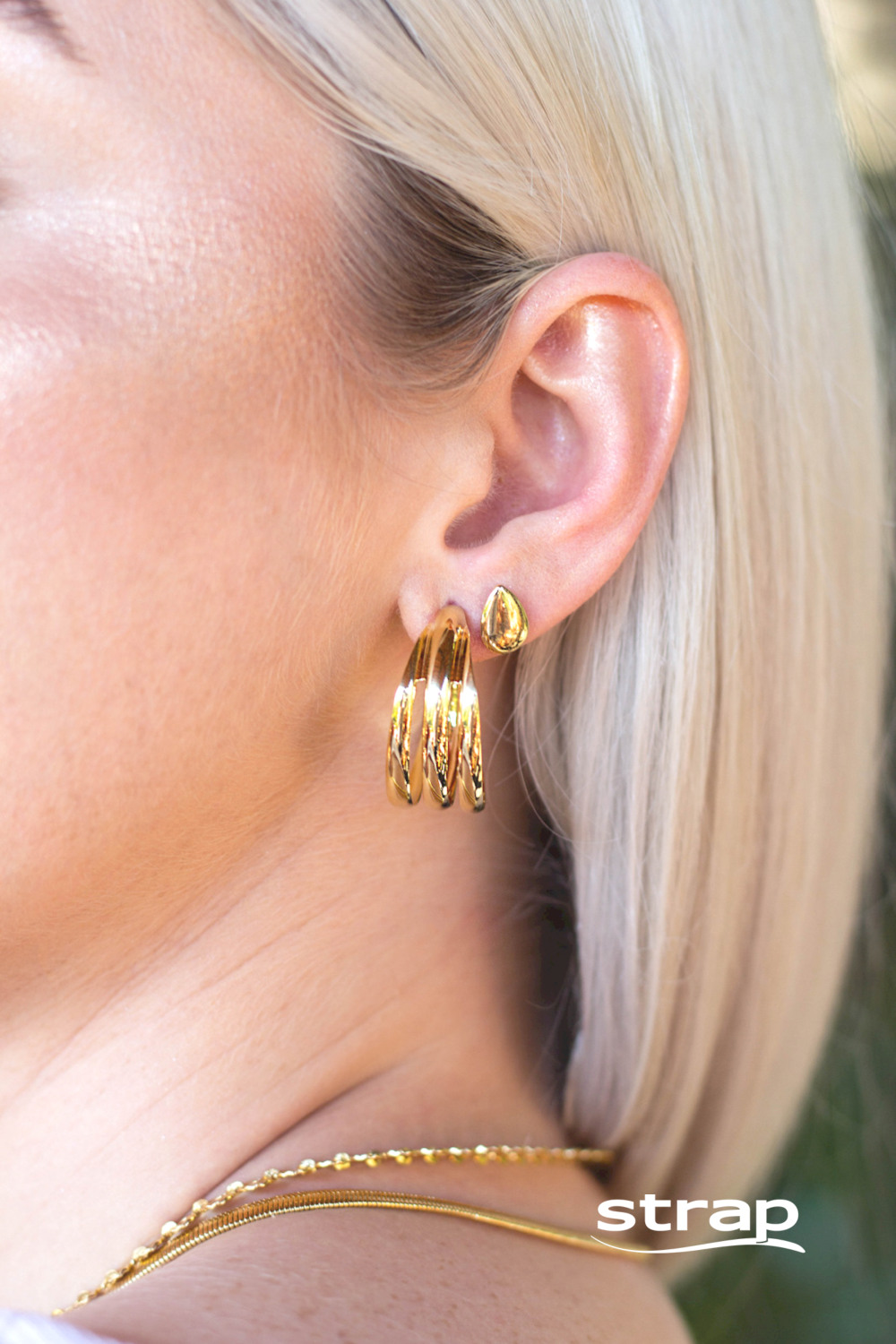 BRINCO ARGOLA GRANDE COM TRES LINHAS LISAS FOLHEADO A OURO 18K