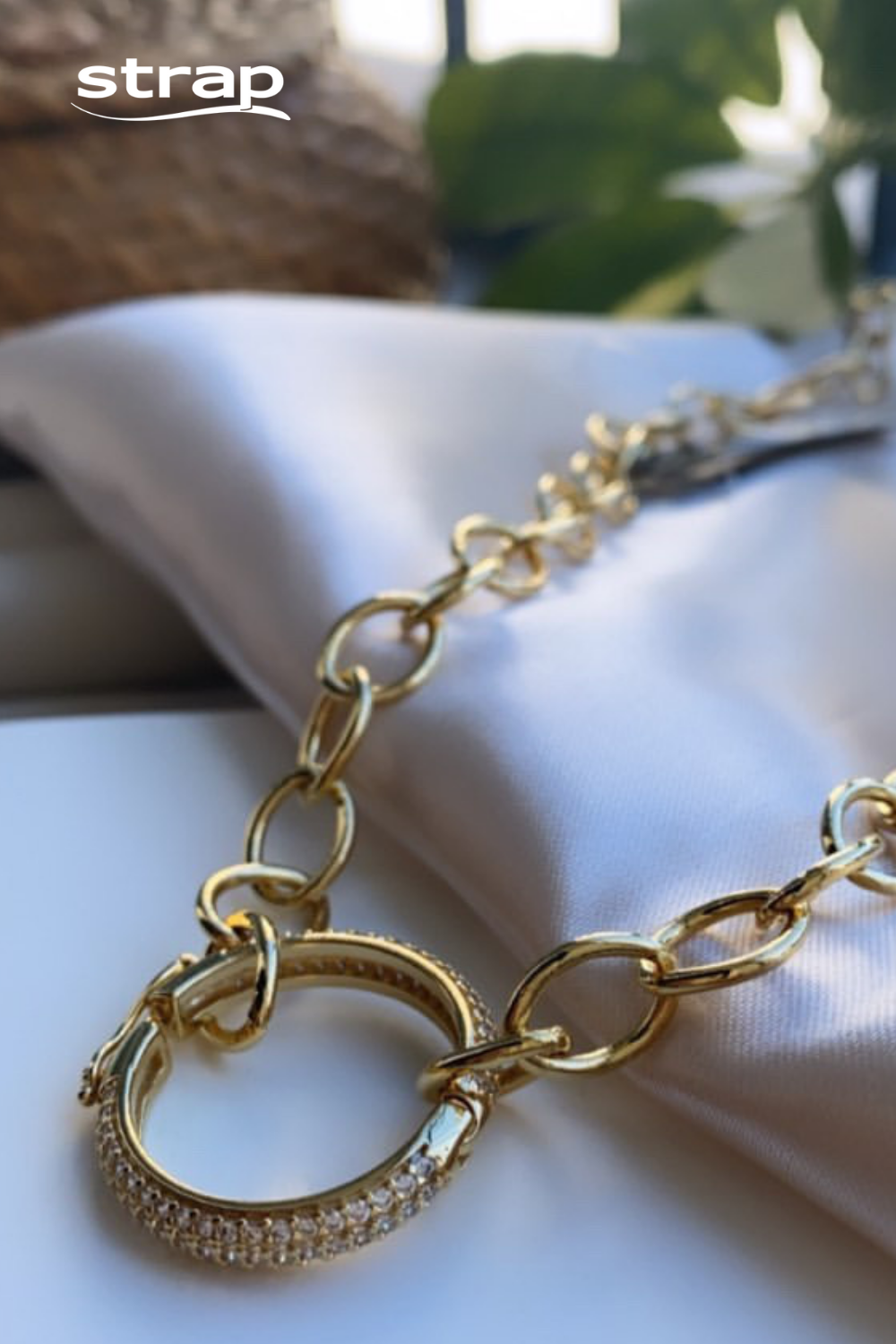 COLAR DE ELOS FINOS COM FECHO REDONDO GRANDE CRAVEJADO DE ZIRCÔNIAS FOLHEADO A OURO 18K