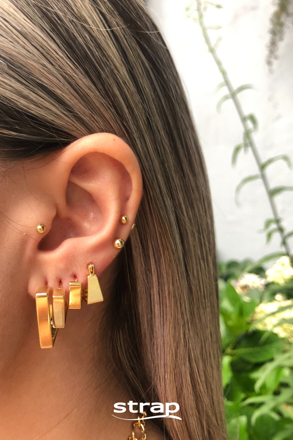 BRINCO DE ARGOLA FECHADA QUADRADA FOLHEADO A OURO 18K