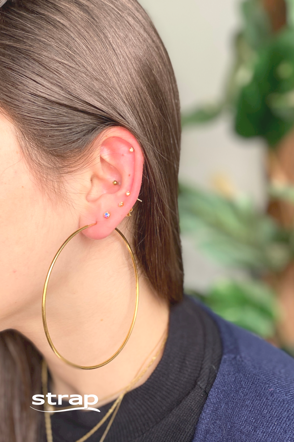 BRINCO DE ARGOLA LISA FECHADA COM 7 CM DE DIÂMETRO FOLHEADO A OURO 18K