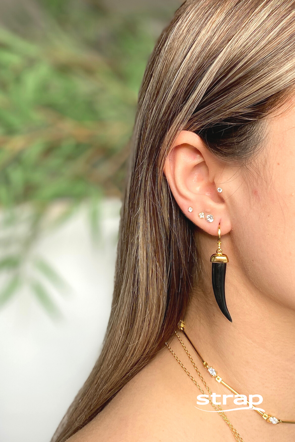BRINCO DE ARGOLA DENTE DE SABRE EM ACRÍLICO PRETO GRANDE