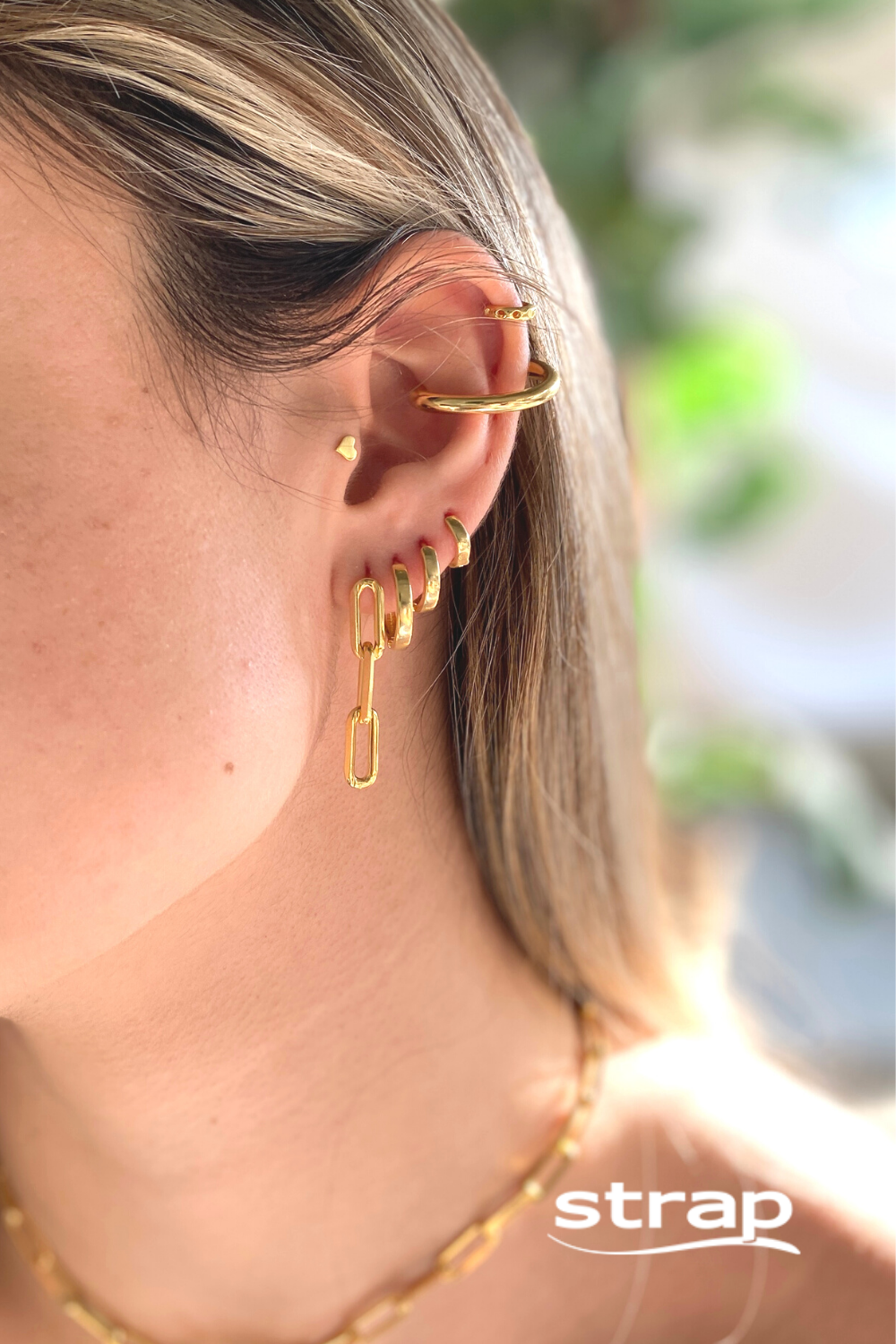 BRINCO DE ARGOLA LISA COM CLICK MEDIO FOLHEADO A OURO 18K