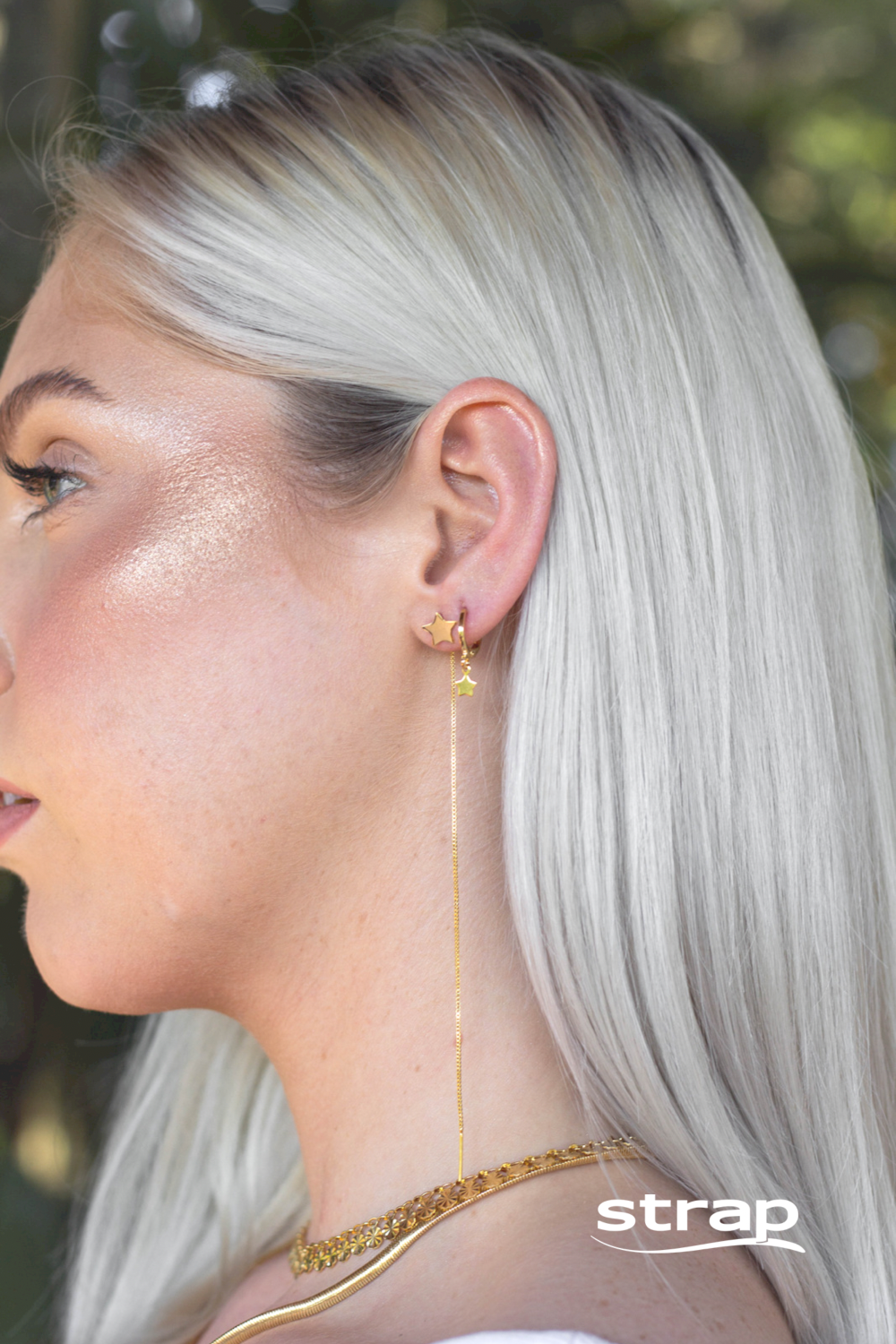 BRINCO DE ARGOLA COM MINI ESTRELA FOLHEADO A OURO 18K