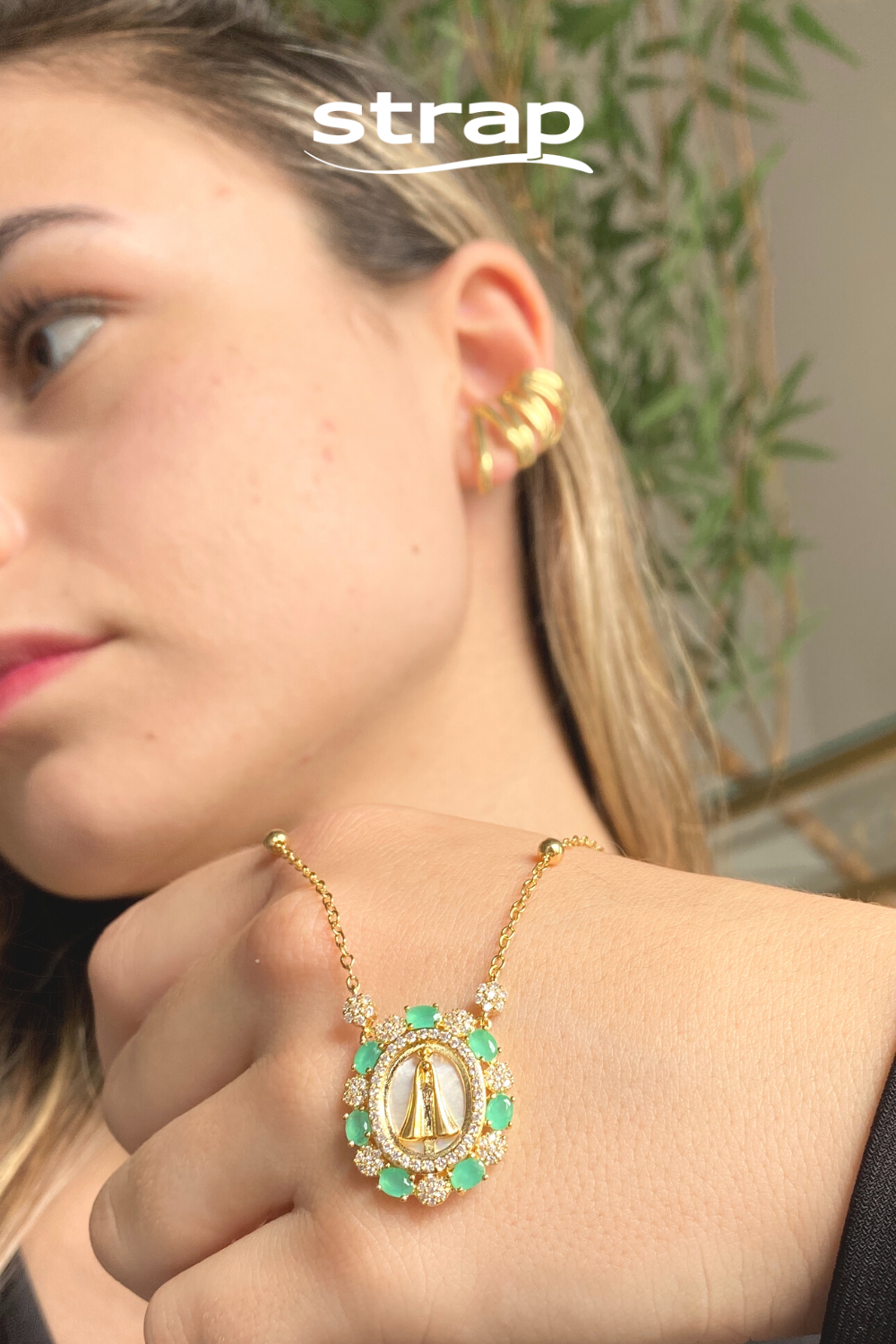 COLAR MANDALA NOSSA SENHORA APARECIDA CRAVEJADA DE ZIRCONIA FOLHEADA A OURO 18K