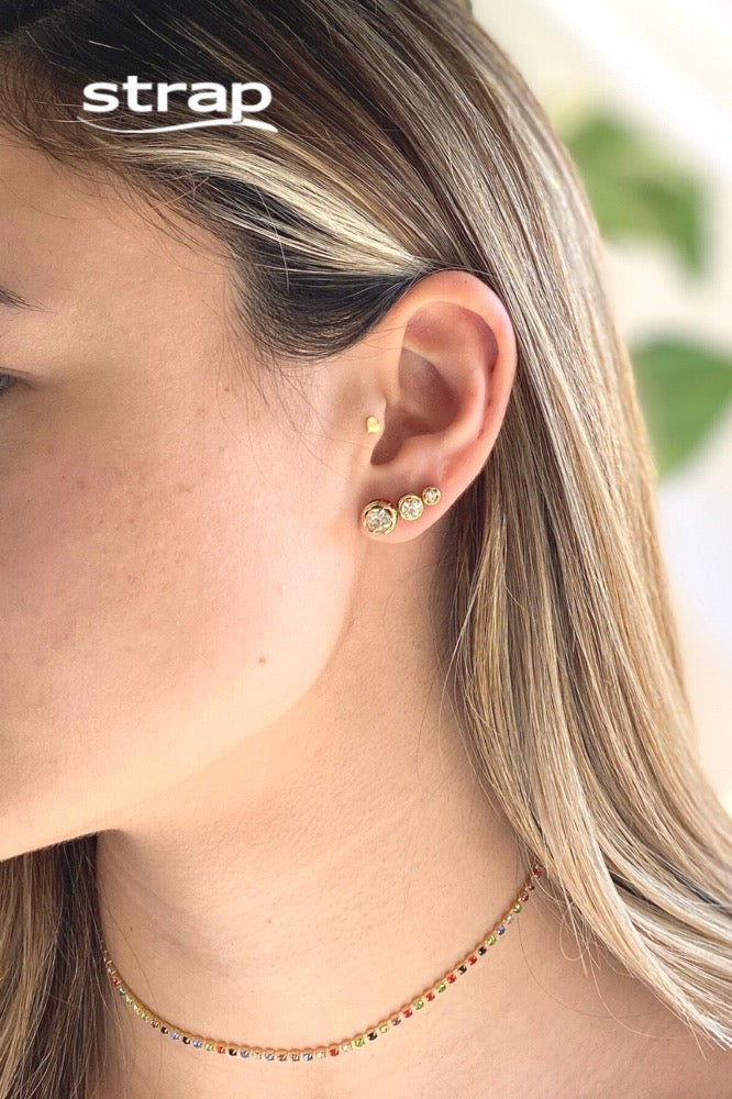 BRINCO MULTICOLORIDO NAS LATERAIS E ZIRCONIA FOLHEADO A OURO 18K