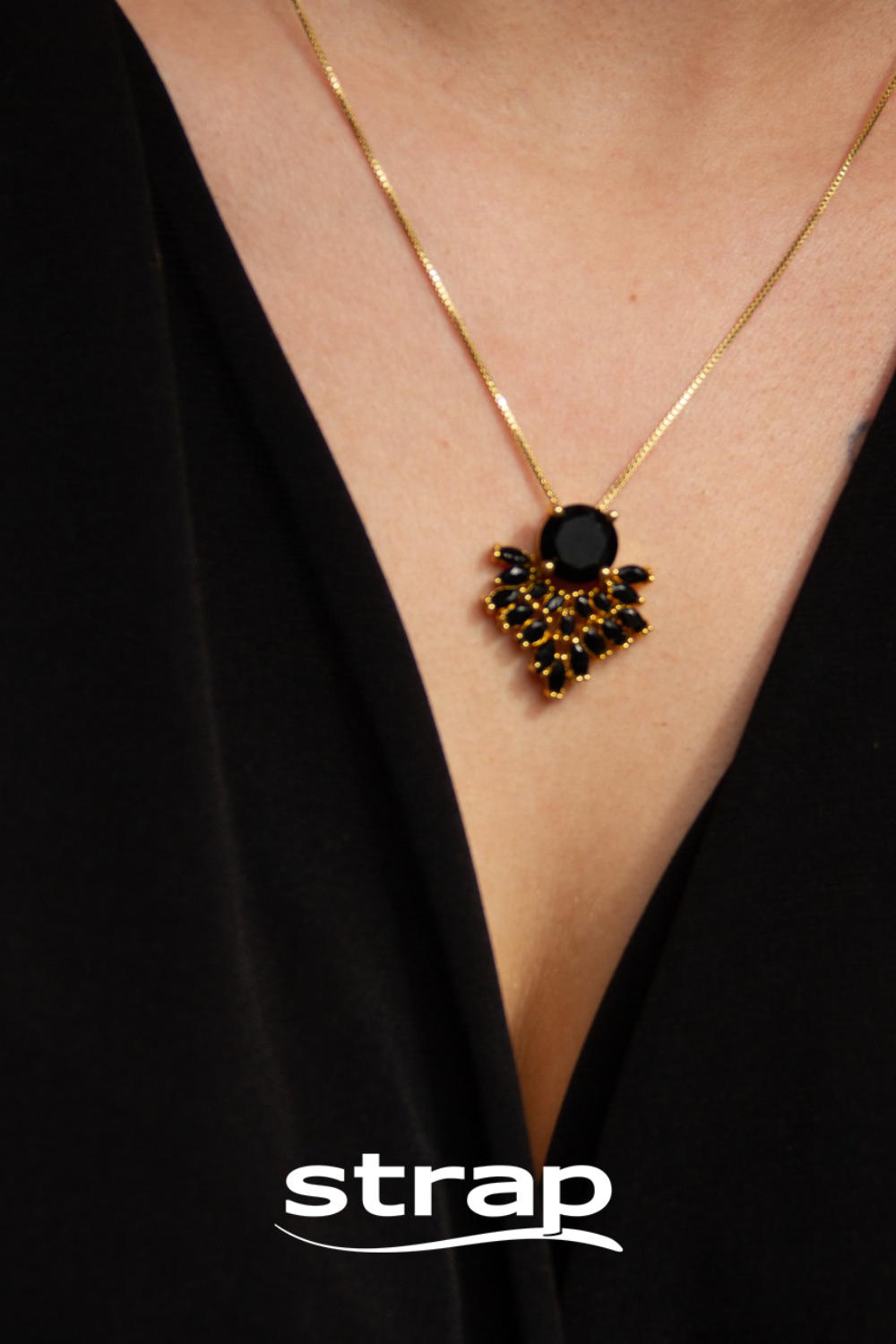 CONJUNTO DE BRINCOS E COLAR COM PEDRAS PRETAS FOLHEADO A OURO 18K