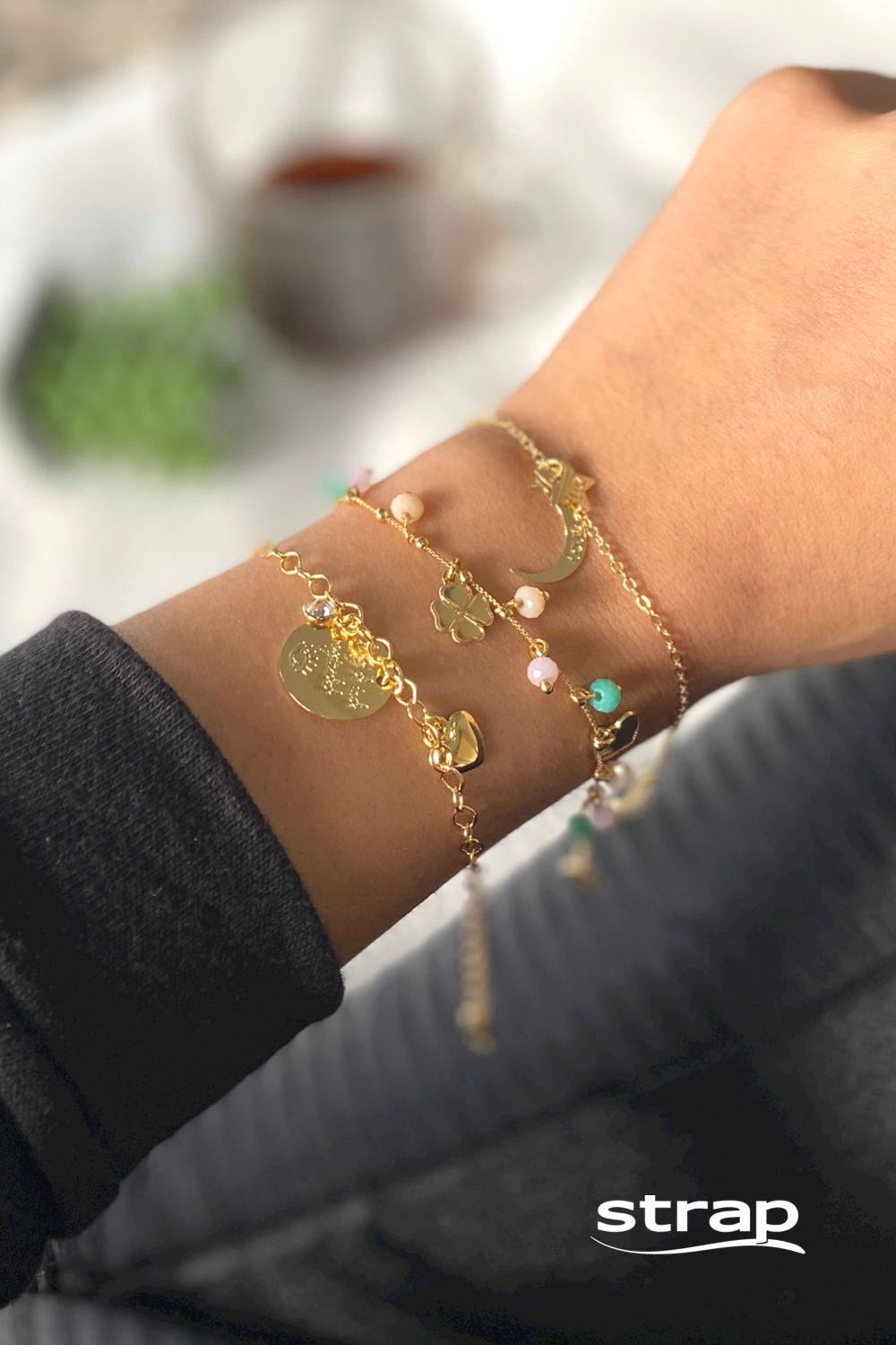 PULSEIRA DELICADA COM PINGENTES FOLHEADA A OURO 18K