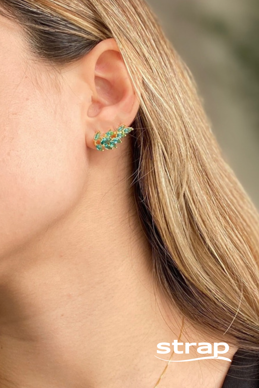 BRINCO ASAS DE ZIRCONIAS AZUL CRISTAL FOLHEADO A OURO 18K