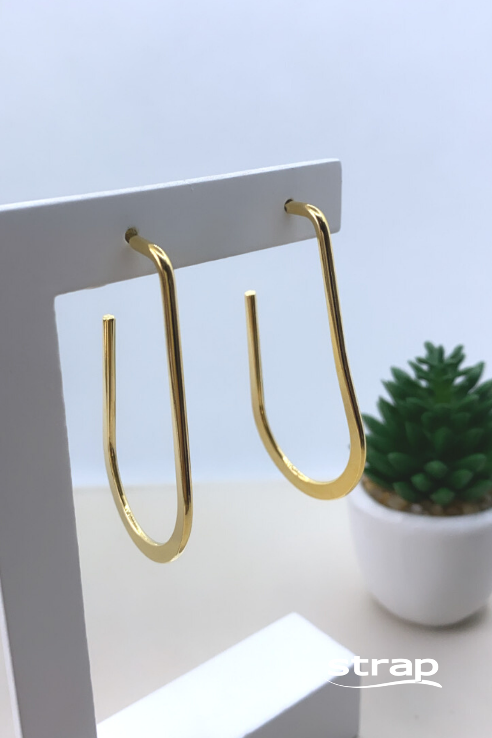 BRINCO DE ARGOLA ALONGADA 4,5 CM DE ALTURA FOLHEADO A OURO 18K
