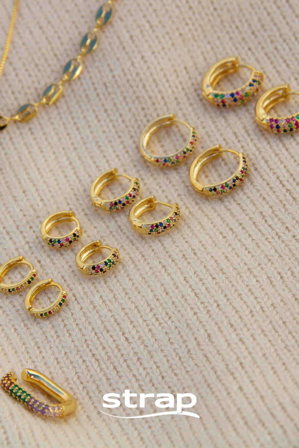 BRINCO DE ARGOLA CRAVEJADA DE ZIRCONIAS COLORIDAS FOLHEADA A OURO 18K